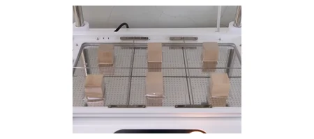 FORMART の成型ベッド上に数量制御キットを取り付け、複数の型の間にバーを渡した状態
