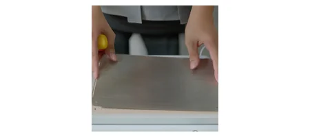 FORMART の成型ベッドに微多孔成型ベースプレートを載せているところ