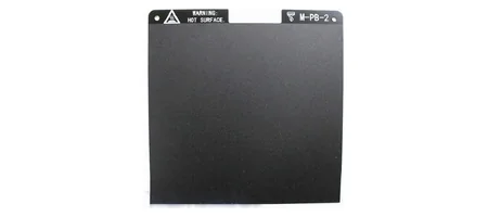 造形シートを貼り付けたセルボード 上辺にM-PB-2とWARNING HOT SURFACEの表示がある黒い角板