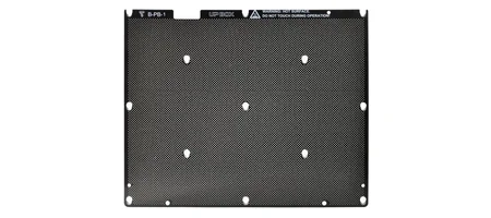 貼り付け先となるUP BOX用セルボード単体 全面にパンチ穴が開き固定用のねじ穴が並ぶ黒い角板