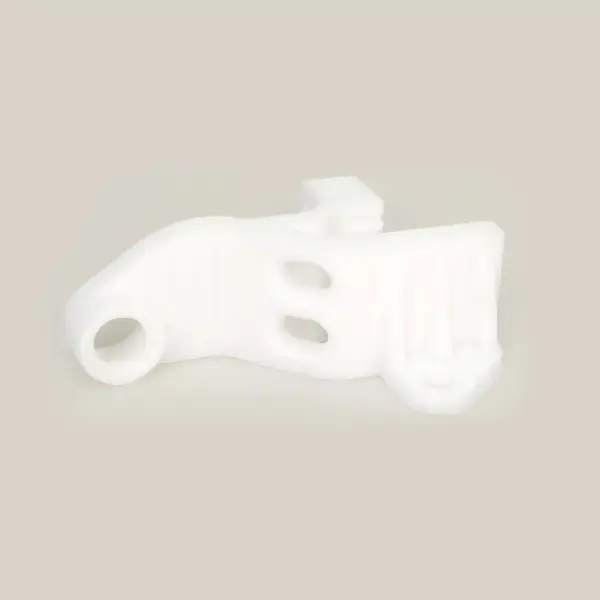白い PLA で造形したブラケット