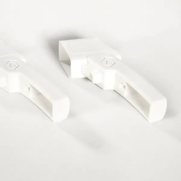 白い ABS で造形した爪付きの部品 2 個