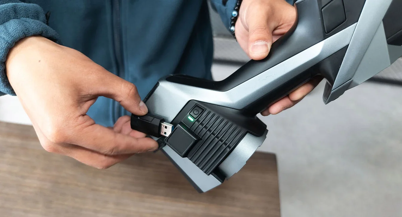 KSCAN-E のバッテリーを交換する手元