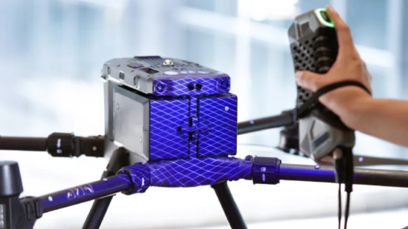 黒いドローンの機体をスキャン