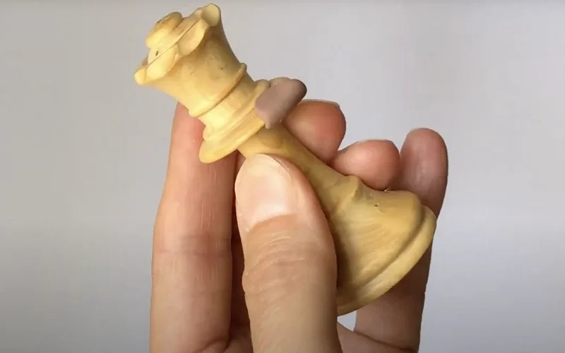 つまんだチェス駒