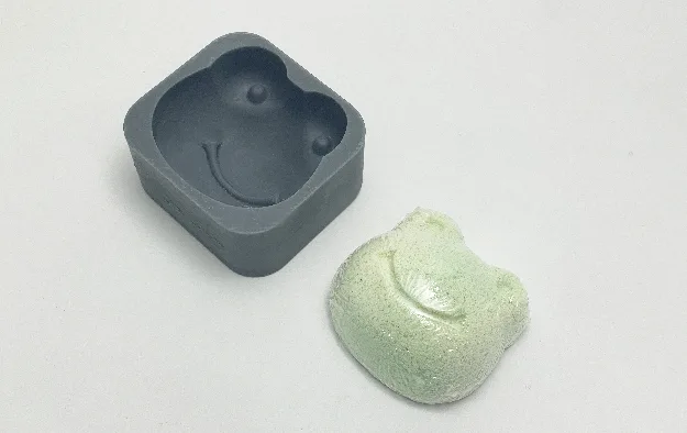 3D プリントした型と、型で作った完成品