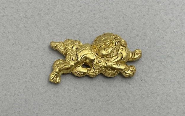 獅子をかたどった金色の目貫